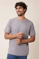 Remera básica de manga corta con cuello redondo y corte regular fit. Presenta un pequeño bordado en el pecho.