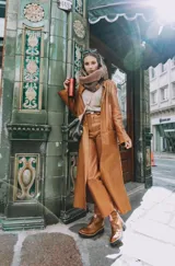 Pantalón de cuero celeste de tiro alto y silueta recta, con bolsillos y cierre frontal.