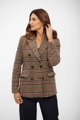 Blazer de corte sastrero con diseño de cuadros tipo príncipe de Gales en tonos marrones, azul y rojo. Presenta cierre frontal cruzado con doble botonadura, solapas clásicas y bolsillos laterales con solapa.