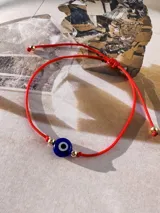 Pulsera roja con cierre de nudo macramé, con ojito turco y cuentas de 2mm en oro laminado 14k (Goldfilled).