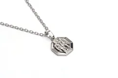 Colgante plateado con cadena de eslabones y dije octogonal con diseño de árbol de la vida en relieve.