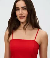 Blusa peplum de sastrería confeccionada en twill, color rojo, con escote cuadrado, tirantes finos y cierre con cremallera en la espalda.