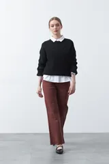 Sweater negro de tejido tramado con relieve, de calce cómodo y cuello redondo.