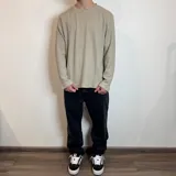 Buzo negro de micropanal con cuello redondo y mangas largas.