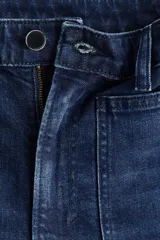 Jean wide leg de denim azul oscuro con leve stretch, tiro alto y bolsillos delanteros de parche.