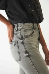 Jean de tiro medio color celeste, confeccionado en denim de calce recto con aberturas en los botamangas.
