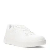 Championes urbanos de diseño minimalista, color blanco, con suela plana y cordones al tono.