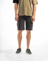Bermuda cargo color negro de corte clásico, confeccionada en gabardina de algodón con elastano. Cuenta con bolsillos laterales con solapa y cierre frontal de botón y cremallera.