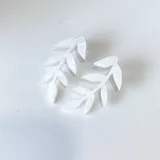 Par de aros con forma de hojas perladas.