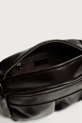 Bandolera de piel de alta calidad color marrón oscuro, con compartimento principal con cierre de cremallera, dos bolsillos frontales y asa ajustable.