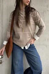 Sweater Bali de tejido liviano, color beige, con diseño de rayas horizontales en contraste y cuello redondo.