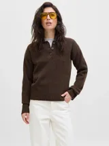 Sweater polo tejido color marrón, con cuello tipo polo de tres botones, mangas largas con puños acanalados y calce relajado.