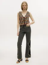Pantalón de jean tiro alto con corte ochentoso y terminación oxford. Presenta paneles laterales en contraste y costuras decorativas en color amarillo a lo largo de las piernas.