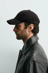 Gorra de seis paneles confeccionada en tejido de algodón con ajuste posterior.
