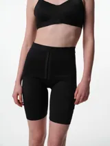 Short modelante de tiro alto confeccionado en microfibra, diseñado con una pieza de compresión en el vientre y ajuste bajo el busto. Cuenta con silicona antideslizante en el borde interno para mayor seguridad.