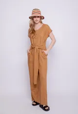 Mono color verde oliva de lino y viscosa, con botones veteados, manga corta, dos bolsillos laterales y lazo para atar a la cintura.