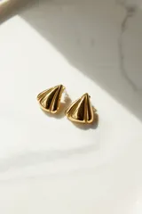 Aros tipo caravana con forma de concha marina, color dorado, hechos en acero quirúrgico hipoalergénico con baño de oro 18k.