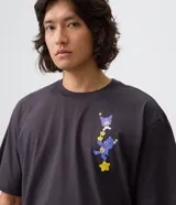 Remera boxy de algodón gris oscuro, con cuello redondo, mangas cortas y estampa localizada en el pecho con personajes de Los Cariñositos y Hello Kitty interactuando con estrellas.