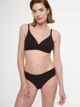 Bombacha negra de algodón con elastano, de tiro medio y corte clásico.