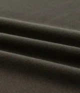 Remera polo de manga corta color verde militar, confeccionada en algodón peruano con cuello convencional y cierre de botones.