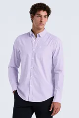 Camisa de manga larga de popelina a rayas, con cuello abotonado, cierre frontal de botones, bolsillo en el pecho y logo bordado.