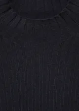 Vestido midi de punto acanalado en color negro, con cuello perkins y manga larga. Presenta un diseño evasé que se ajusta suavemente al cuerpo.