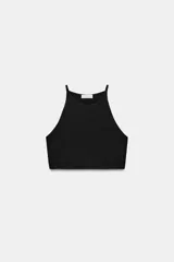 Top crop negro con cuello halter, confeccionado en tejido elástico y diseño ajustado.