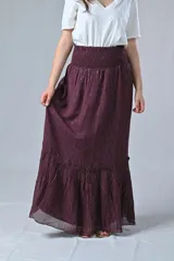 Falda larga color borgoña con cintura elastizada y volados en el ruedo.