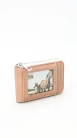 Tarjetero de diseño compacto en color tostado, con cierre perimetral y visor frontal transparente para identificación o tarjeta. Confeccionado en material sintético con textura.