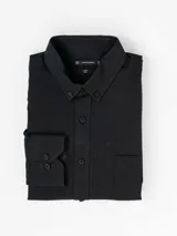 Camisa de manga larga color negro con efecto lino, cuello camisero con botones y bolsillo ojal en el frente. Confeccionada 100% en algodón.