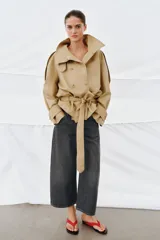 Jeans de tiro medio con diseño culotte y pierna ancha. Presenta un estampado de rayas verticales a contraste, cierre frontal con cremallera y botón, trabillas en la cintura y cinco bolsillos.