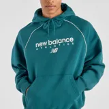 Canguro New Balance de la colección Trackside, color verde petróleo, con capucha y cordón ajustable. Presenta mangas raglán con ribetes blancos en contraste, bolsillo frontal tipo canguro, puños y dobladillo acanalados, y logo de la marca estampado en el pecho.
