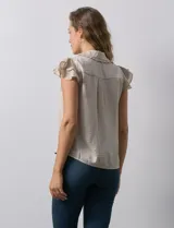 Camisa azul marino de satén, marca Alex & Lili. Cuello con solapa y escote en V. Apertura central con botones y sisas con volados.