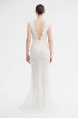 Vestido largo de tul con bordados florales al tono, escote en V profundo y diseño ajustado en el torso con falda fluida.