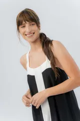 Vestido midi negro con panel frontal blanco, de corte amplio, escote recto y tiras anchas.