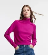 Blusa básica de punto marca Blue Steel, con cuello alto y manga larga. Confeccionada en tejido de punto recto con textura suave y cómoda.