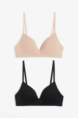 Pack de dos soutiens de algodón color negro y color piel, sin aros, con breteles finos regulables y cierre trasero con gancho.