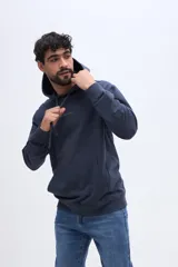 Canguro Brooksfield de algodón color azul marino, con capucha ajustable con cordones, bolsillo tipo canguro frontal y pequeño logo estampado en el pecho.