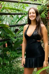 Vestido corto plateado con lentejuelas, escote en V y cut-outs laterales bajo el busto. Breteles finos que se cruzan en la espalda y atan atrás. Volado en el ruedo.