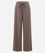 Pantalón de corte recto con cintura estructurada y lazo ajustable. Presenta un diseño básico y versátil con aberturas laterales en el ruedo.