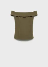 Top color verde oliva, con escote off-shoulder, sin mangas y corte entallado.