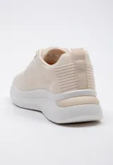 Zapatilla beige de textil acordonada con variación de texturas y plataforma irregular de 5 cm de alto.