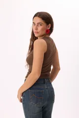 Musculosa celeste de rib, con cuello redondo y corte ajustado.