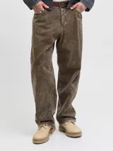 Pantalón de corte baggy y tiro alto, confeccionado en denim con efecto lavado ácido en tono marrón. Presenta diseño de cinco bolsillos, cierre frontal con cremallera y silueta amplia y relajada.