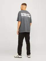 Camiseta Jack & Jones de manga corta, color gris con efecto desgastado, cuello redondo y fit loose. Presenta un pequeño texto estampado en el pecho.