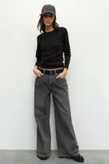 Remera gris de manga larga, corte ajustado y cuello redondo.