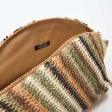 Bolso tipo clutch con diseño en forma de saco, tejido a rayas diagonales en tonos verdes, marrones y beige. Cuenta con cierre superior de cremallera, correa de cadena dorada y detalle colgante de borla con cuentas.