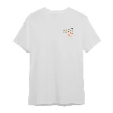 Remera blanca de algodón premium con cuello redondo y manga corta. Presenta un pequeño bordado o estampado en el pecho izquierdo con el diseño de una porción de pizza delineada en negro, con detalles internos en amarillo y naranja.