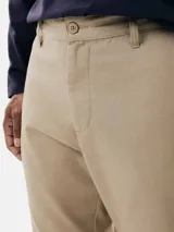 Pantalón de vestir azul marino, de corte chino, confeccionado en lino.