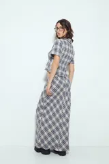 Falda larga de silueta fluida con estampado a cuadros en tonos marrones y beige. La prenda tiene una caída liviana y un calce cómodo.